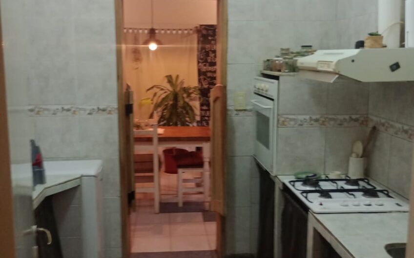 Casa en esquina con garaje amplio patio interno jardín, patio absorbente amplio, tres dormitorios, estar y cocina comedor. Terreno de 11 x 25,50. U$s 80.000