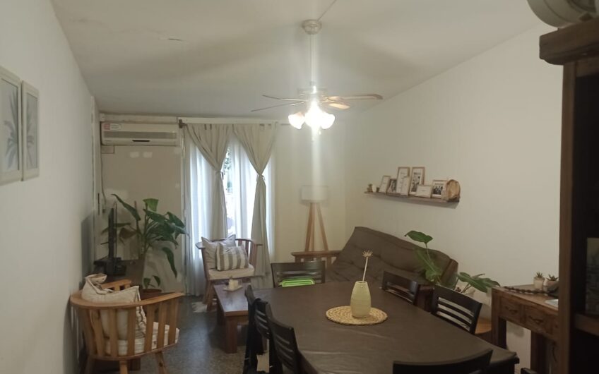 Casa en esquina con garaje amplio patio interno jardín, patio absorbente amplio, tres dormitorios, estar y cocina comedor. Terreno de 11 x 25,50. U$s 80.000