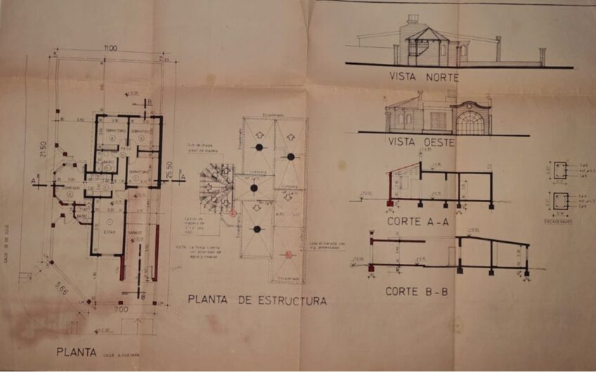 Casa en esquina con garaje amplio patio interno jardín, patio absorbente amplio, tres dormitorios, estar y cocina comedor. Terreno de 11 x 25,50. U$s 80.000