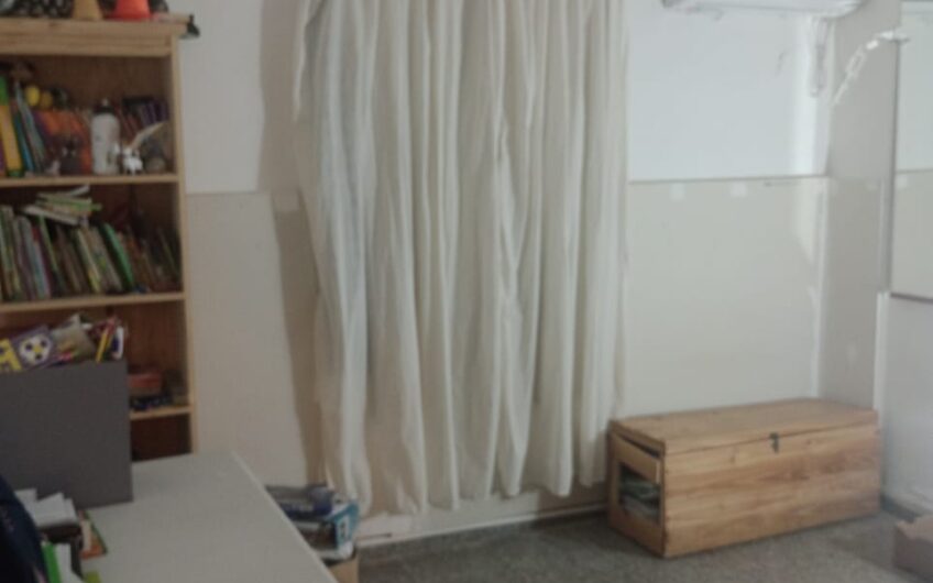 Casa en esquina con garaje amplio patio interno jardín, patio absorbente amplio, tres dormitorios, estar y cocina comedor. Terreno de 11 x 25,50. U$s 80.000