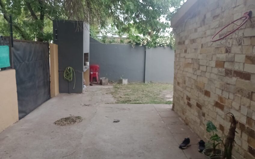 Casa en esquina con garaje amplio patio interno jardín, patio absorbente amplio, tres dormitorios, estar y cocina comedor. Terreno de 11 x 25,50. U$s 80.000