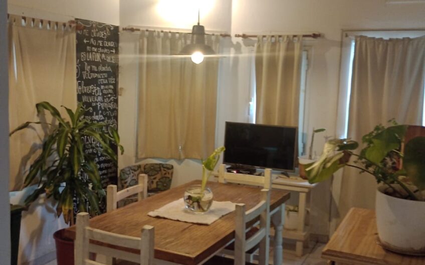 Casa en esquina con garaje amplio patio interno jardín, patio absorbente amplio, tres dormitorios, estar y cocina comedor. Terreno de 11 x 25,50. U$s 80.000