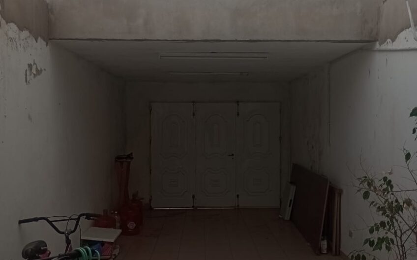 Casa en esquina con garaje amplio patio interno jardín, patio absorbente amplio, tres dormitorios, estar y cocina comedor. Terreno de 11 x 25,50. U$s 80.000
