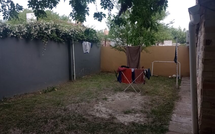 Casa en esquina con garaje amplio patio interno jardín, patio absorbente amplio, tres dormitorios, estar y cocina comedor. Terreno de 11 x 25,50. U$s 80.000