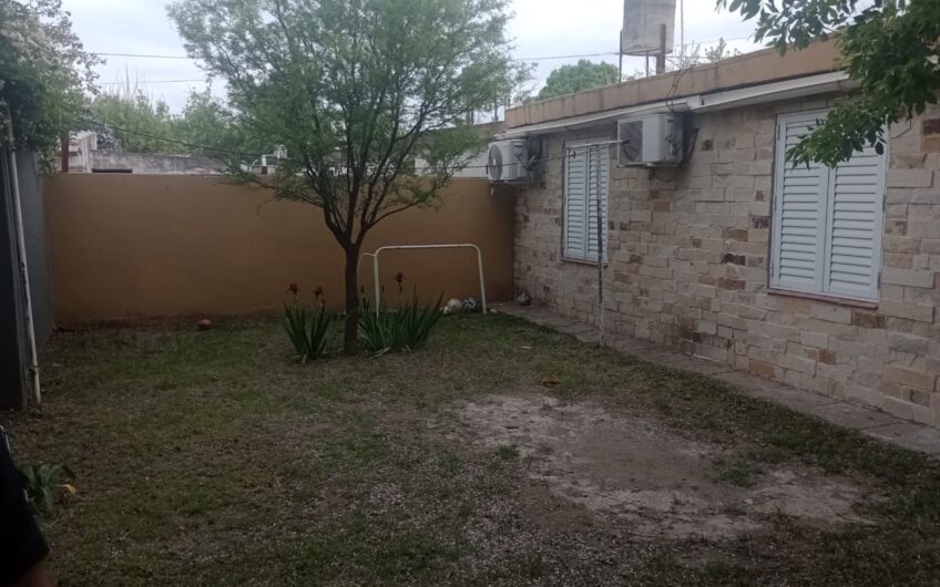 Casa en esquina con garaje amplio patio interno jardín, patio absorbente amplio, tres dormitorios, estar y cocina comedor. Terreno de 11 x 25,50. U$s 80.000