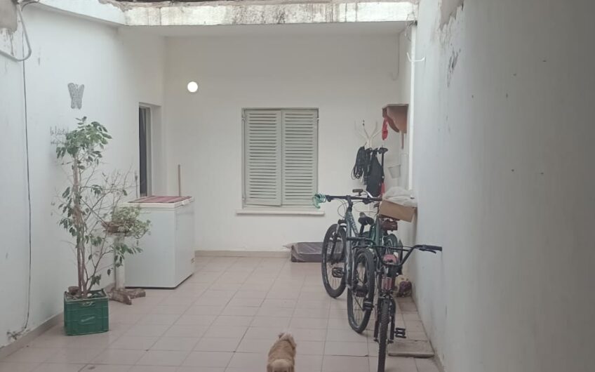 Casa en esquina con garaje amplio patio interno jardín, patio absorbente amplio, tres dormitorios, estar y cocina comedor. Terreno de 11 x 25,50. U$s 80.000