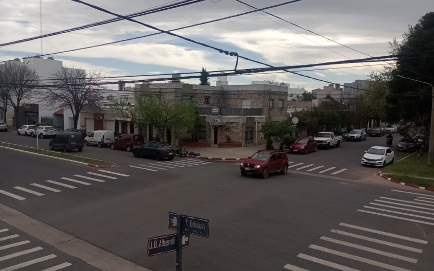Avenida Edison esquina Alberdi