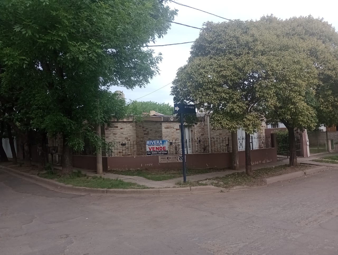 Casa en esquina con garaje amplio patio interno jardín, patio absorbente amplio, tres dormitorios, estar y cocina comedor. Terreno de 11 x 25,50. U$s 80.000