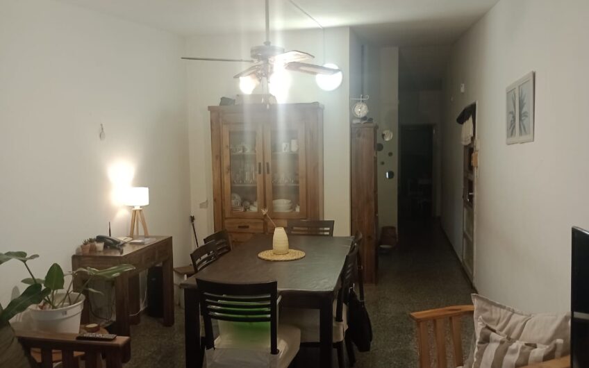Casa en esquina con garaje amplio patio interno jardín, patio absorbente amplio, tres dormitorios, estar y cocina comedor. Terreno de 11 x 25,50. U$s 80.000
