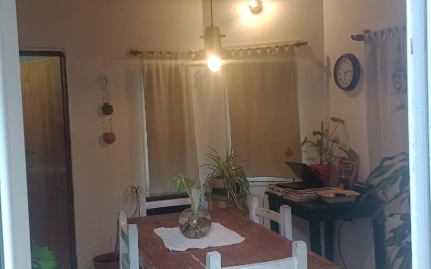 Casa en esquina con garaje amplio patio interno jardín, patio absorbente amplio, tres dormitorios, estar y cocina comedor. Terreno de 11 x 25,50. U$s 80.000