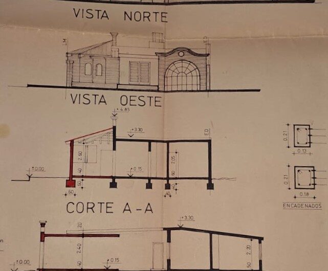 Casa en esquina con garaje amplio patio interno jardín, patio absorbente amplio, tres dormitorios, estar y cocina comedor. Terreno de 11 x 25,50. U$s 80.000
