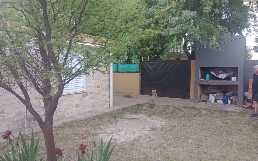 Casa en esquina con garaje amplio patio interno jardín, patio absorbente amplio, tres dormitorios, estar y cocina comedor. Terreno de 11 x 25,50. U$s 80.000