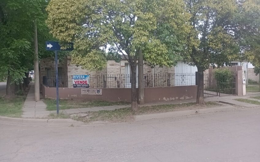 Casa en esquina con garaje amplio patio interno jardín, patio absorbente amplio, tres dormitorios, estar y cocina comedor. Terreno de 11 x 25,50. U$s 80.000