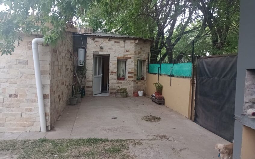 Casa en esquina con garaje amplio patio interno jardín, patio absorbente amplio, tres dormitorios, estar y cocina comedor. Terreno de 11 x 25,50. U$s 80.000