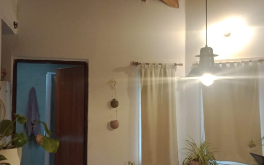 Casa en esquina con garaje amplio patio interno jardín, patio absorbente amplio, tres dormitorios, estar y cocina comedor. Terreno de 11 x 25,50. U$s 80.000