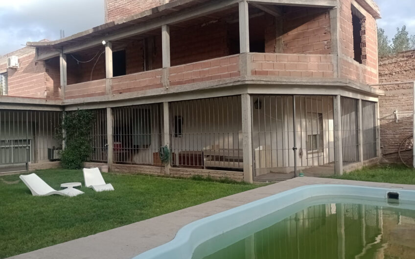Casa quinta amplia zona quintas ruta 35, sobre Jones 2625