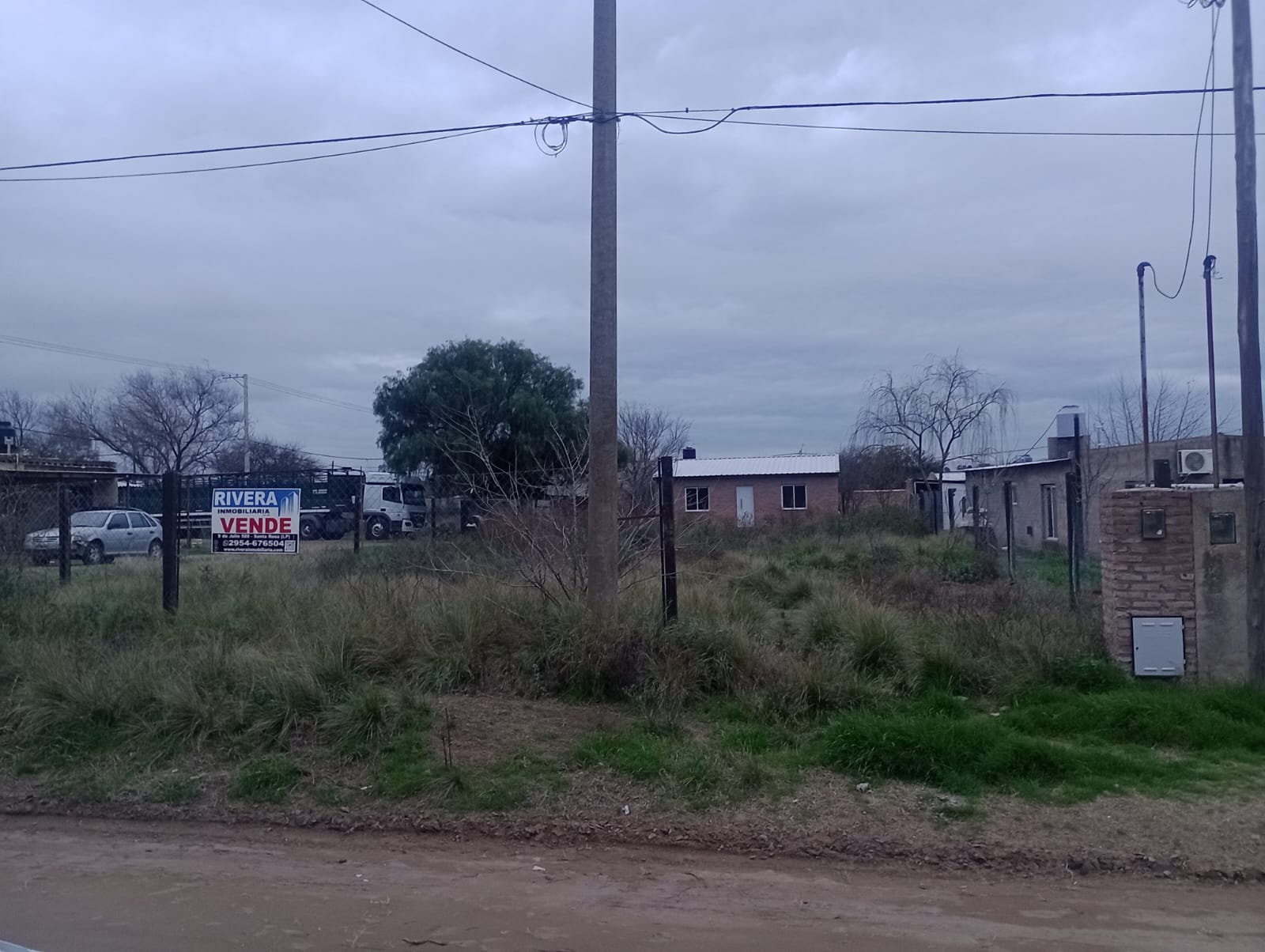 Terreno amplio con gas, electricidad y prefabricada a medio terminar s Zocchi casi D´atri,  u$s 40.000