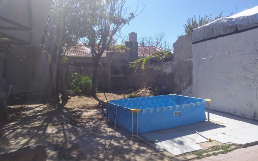 Dos departamentos con garaje mas galpón sobre esquina de Jujuy y Duval